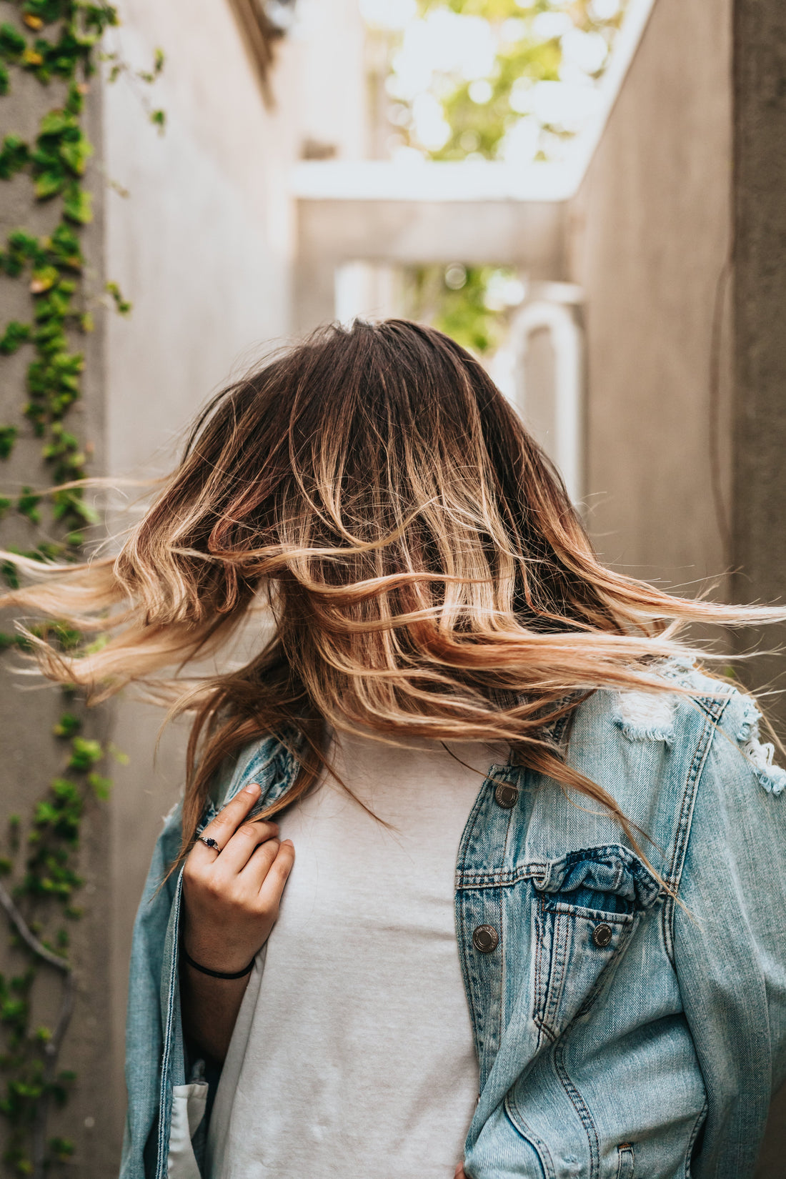 Comment démêler ses cheveux sans les casser ? Guide complet
